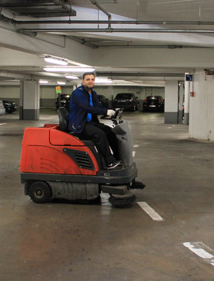 Reinigungsfahrzeug in der Tiefgarage